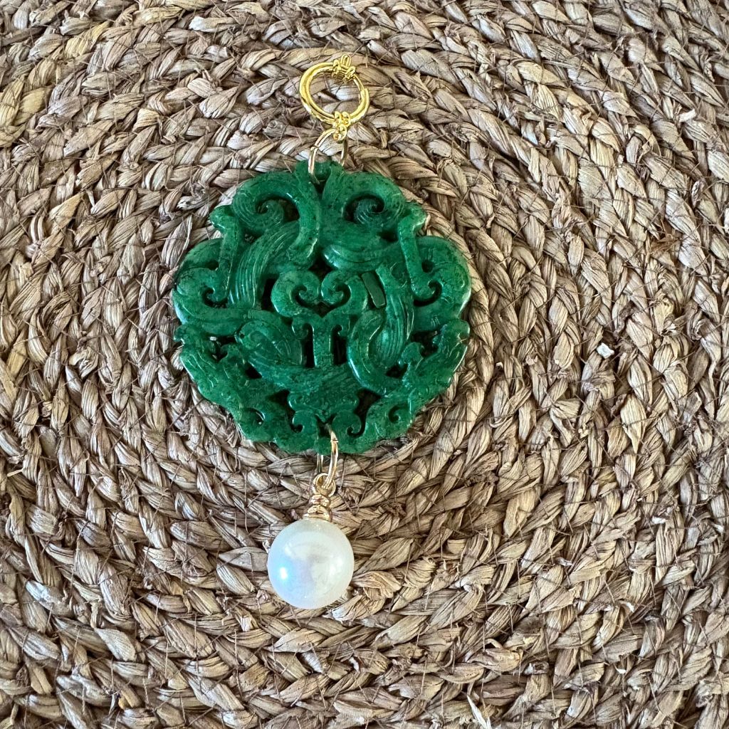 Colgante medallón verde tallado con perla · By Keka