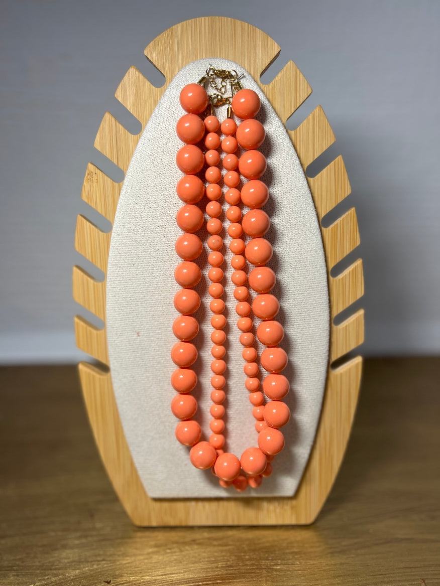 “Collar de coral natural con cuentas grandes de 12 mm sobre fondo blanco”