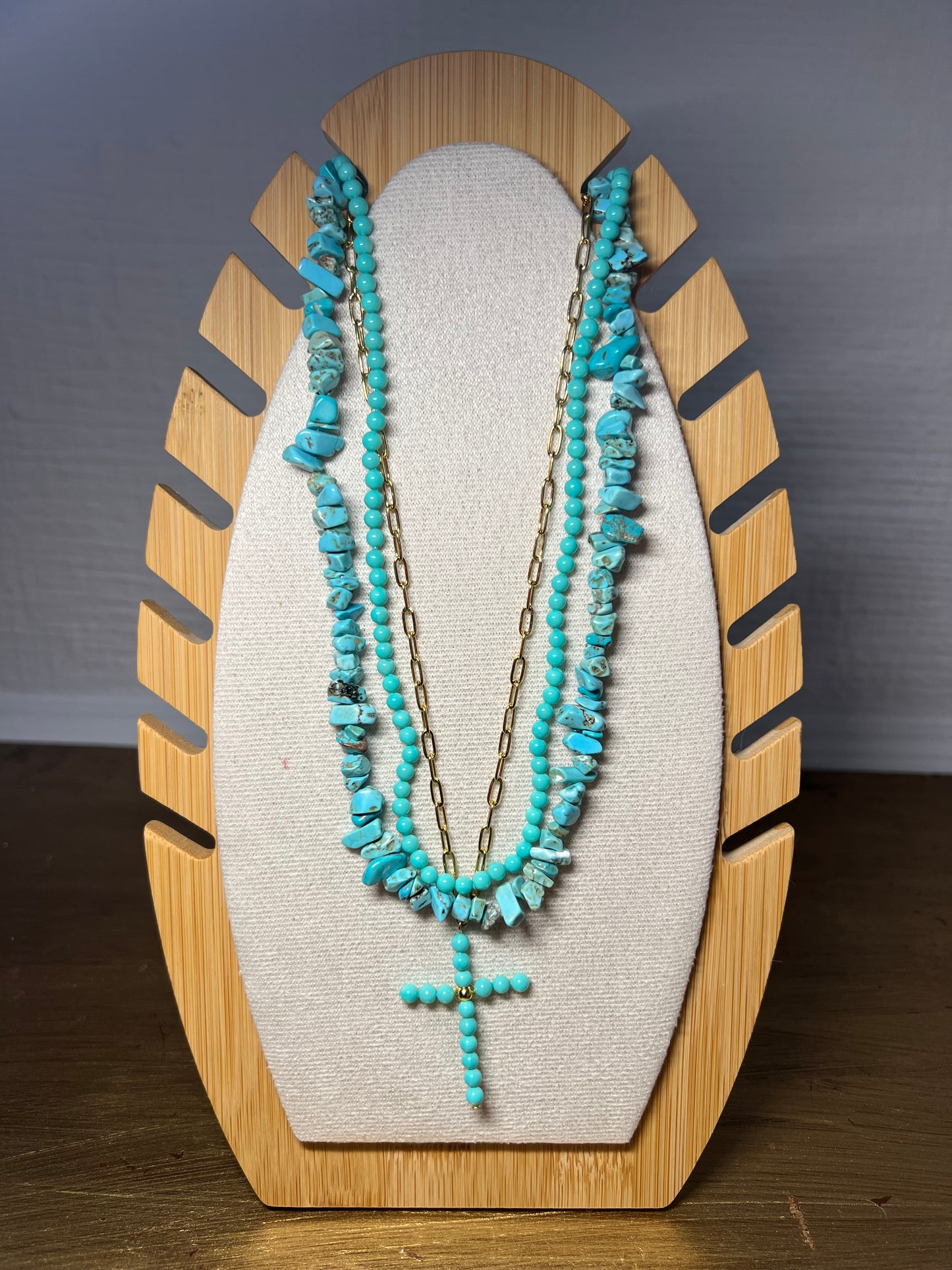 Collar dorado con cruz y cuentas turquesa – estilo boho y espiritual