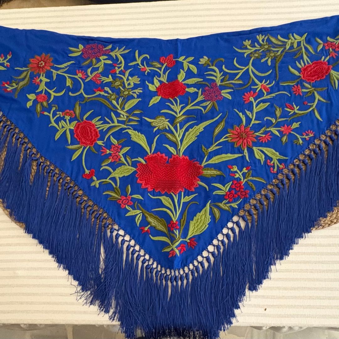 Mantón de Flamenca Azul Eléctrico con Bordado de Rosas Rojas y Flecos de Cantillana