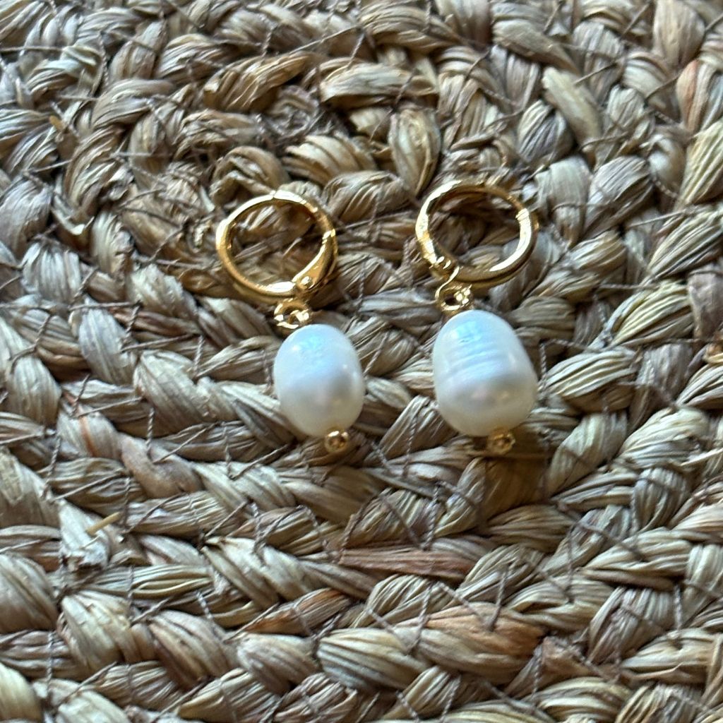 Pendientes con Perla Natural Blanca y Aro de Cierre Dorado