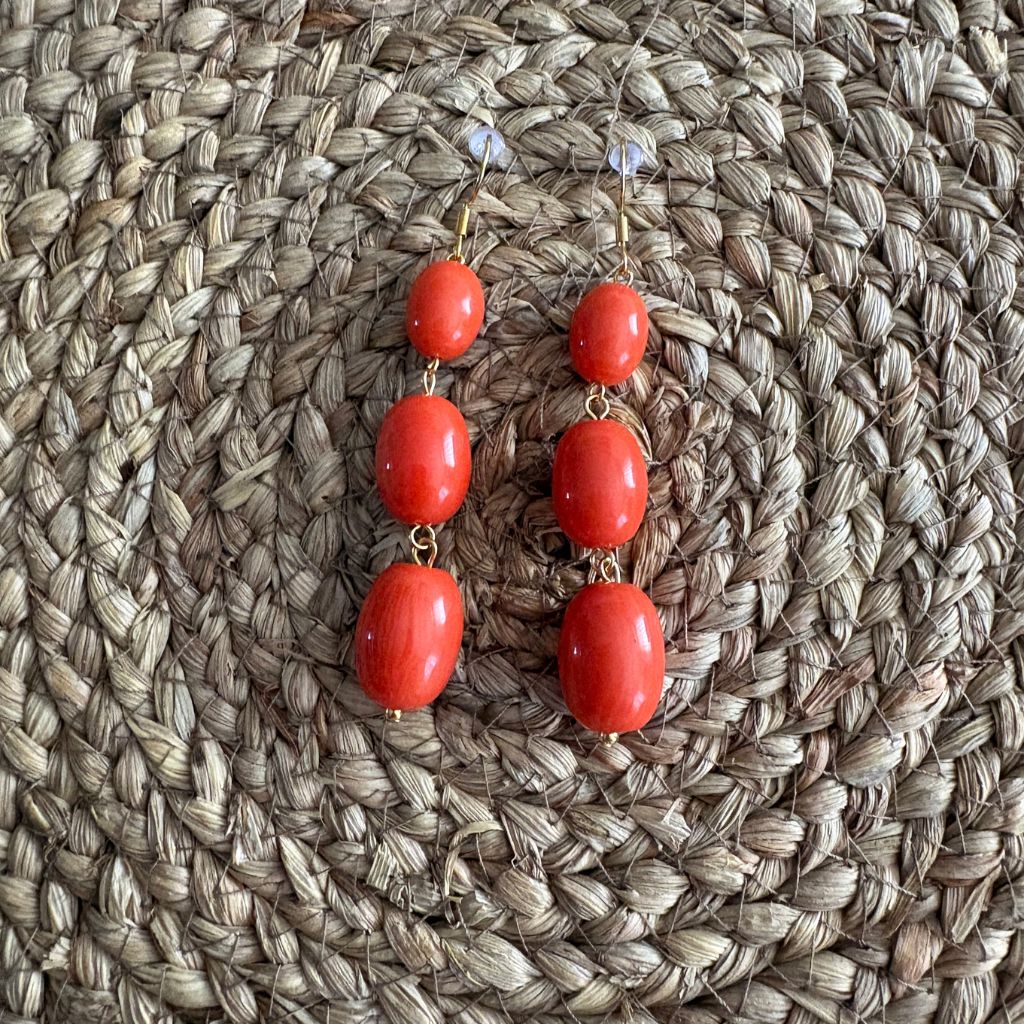 Pendientes Largos Triple Cuenta Coral y Oro - Colección Gala