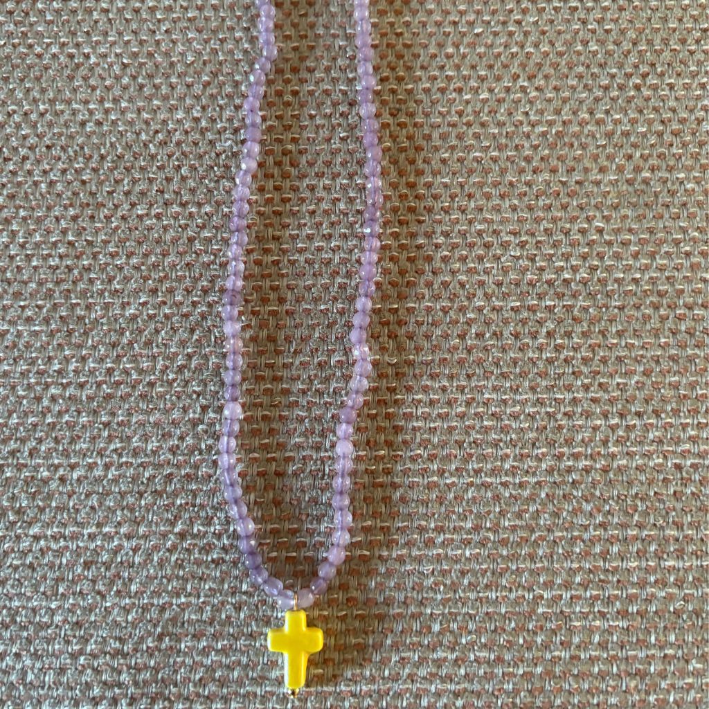 Collar con cuentas de cristal y cruz de cerámica –  Diseño Malva & Amarillo by Keka”