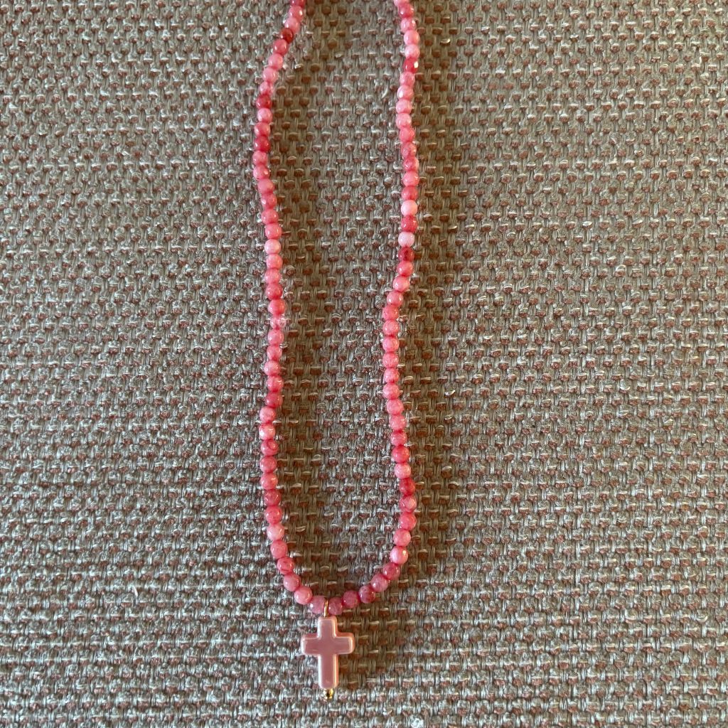 Collar con cuentas de cristal y cruz de cerámica – Diseño Rosa bebé by Keka”