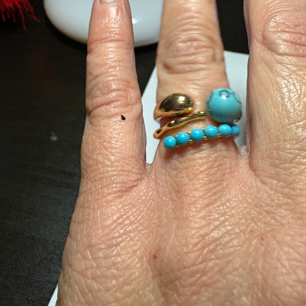 Anillo Abierto con Turquesa de Imtiación y Detalle de Gota Pulida en Baño de Oro