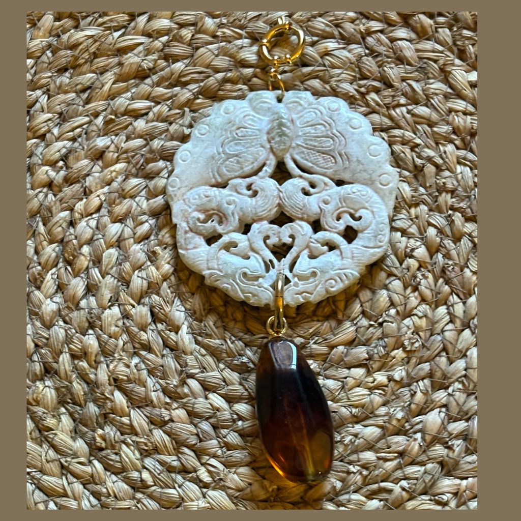 Colgante jade natureal tallado con lágrima ámbar