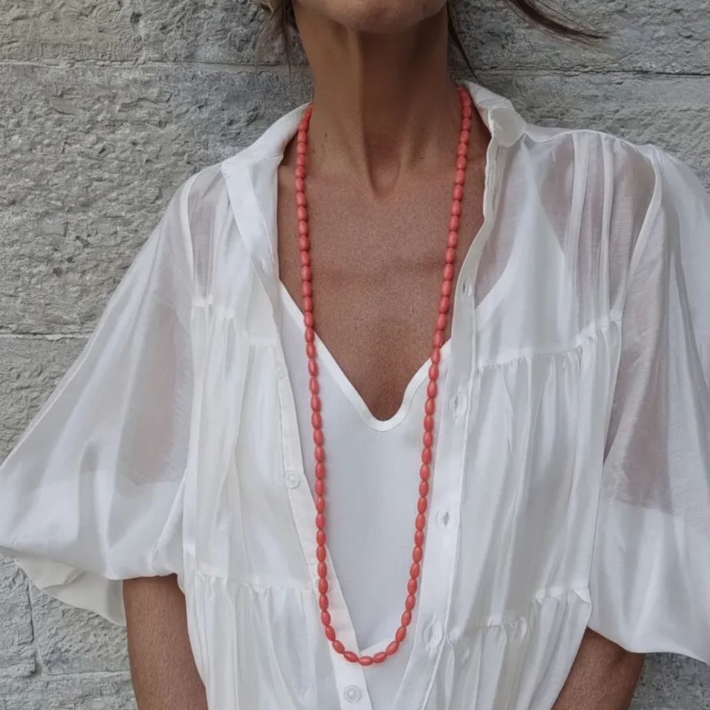 Collar Largo de Cuentas en Forma de Lágrima Color Coral | Collar Versátil y Elegante