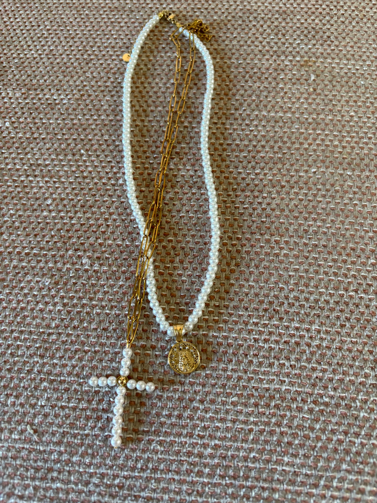 Gargantilla de perlas blancas con medalla Virgen del Rocío chapada en oro