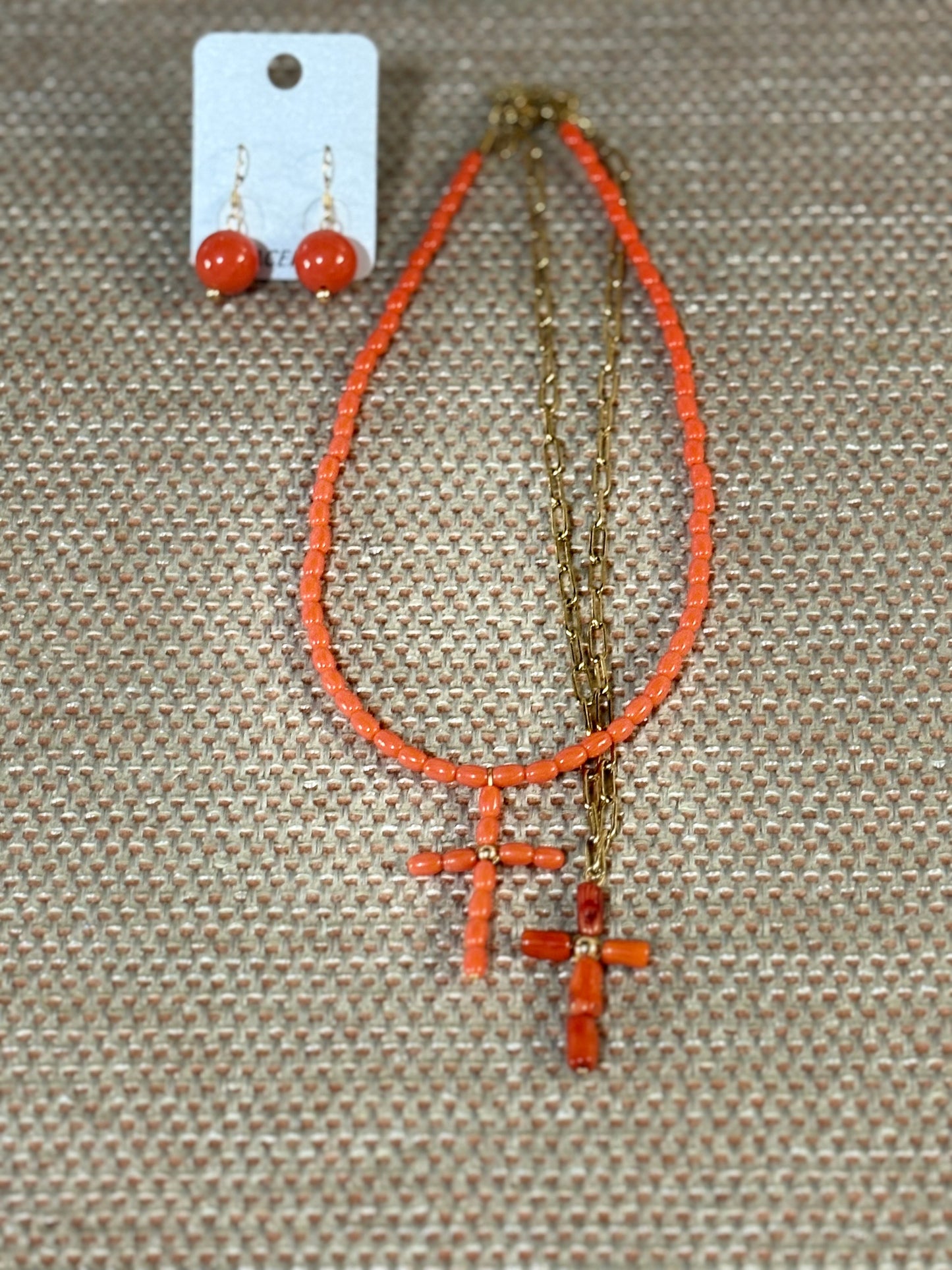 Gargantilla de coral rosa natural con cruz – Toque romántico y delicado