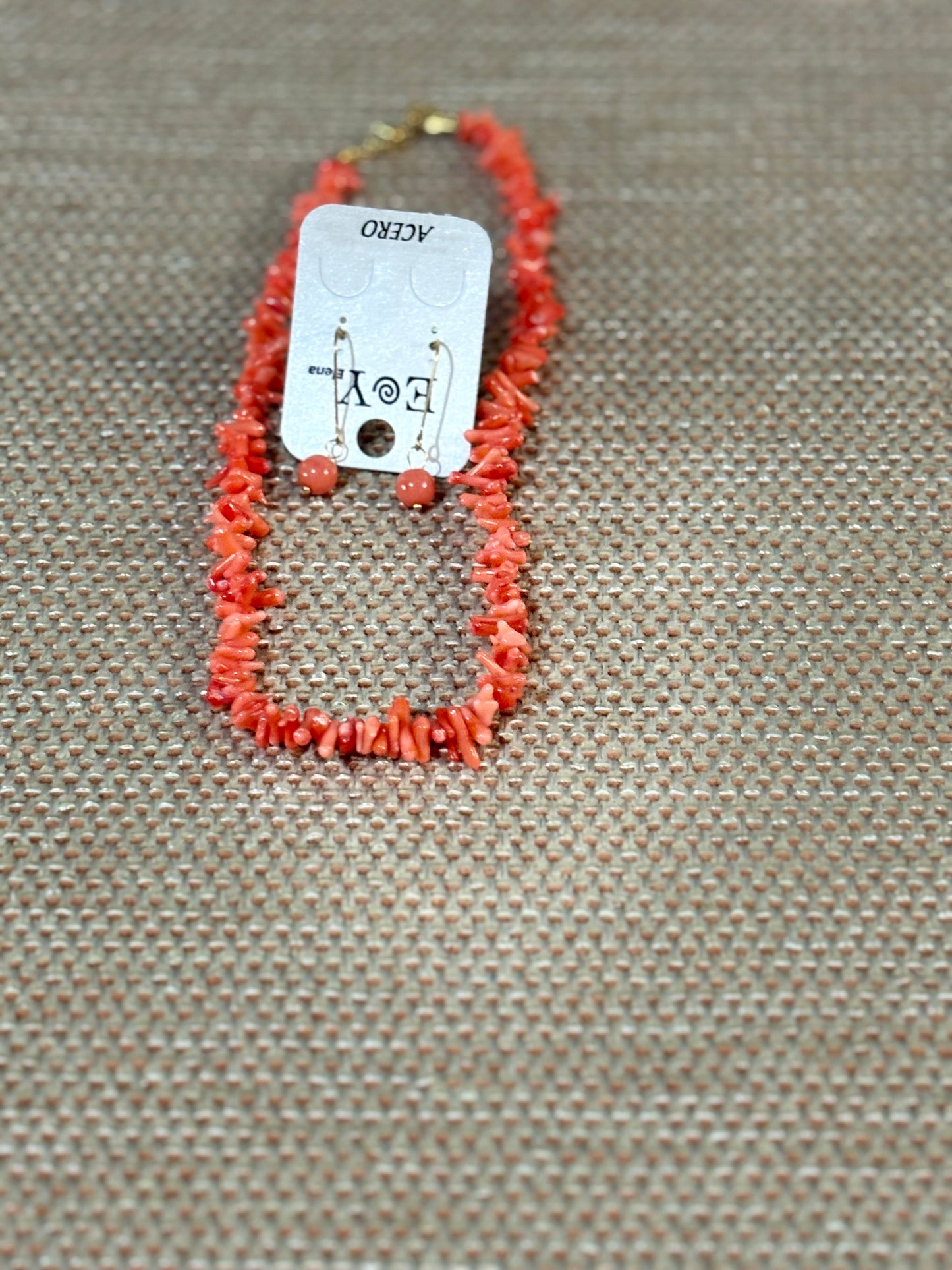 Pendiente de acero con cuenta pequeña de coral – diseño delicado