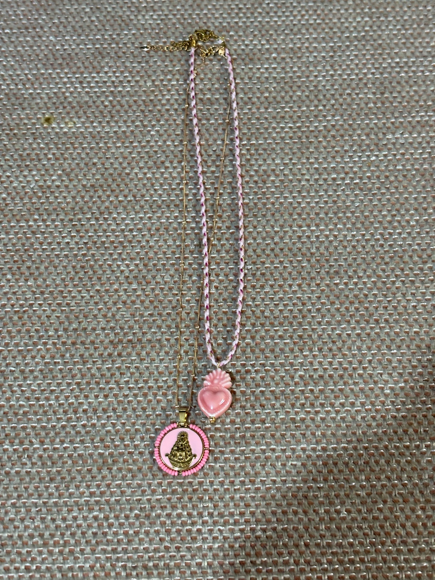 Cadena fina dorada con medalla en color Virgen del Rocío – estilo devocional y elegante