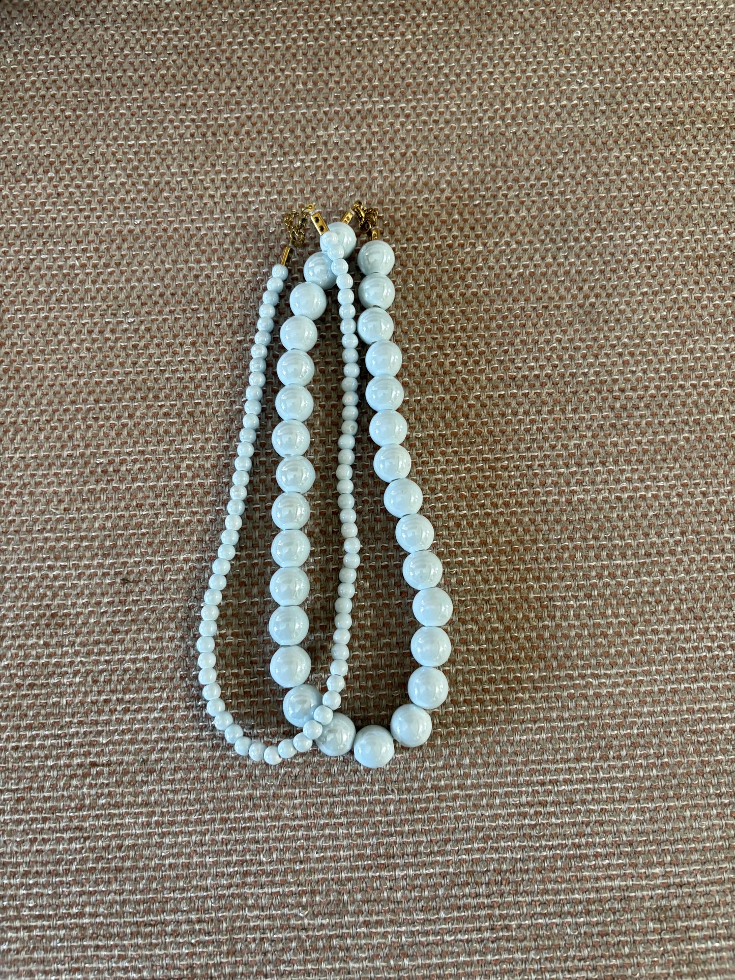 Collar de bolas celestes pequeñas – Diseño delicado