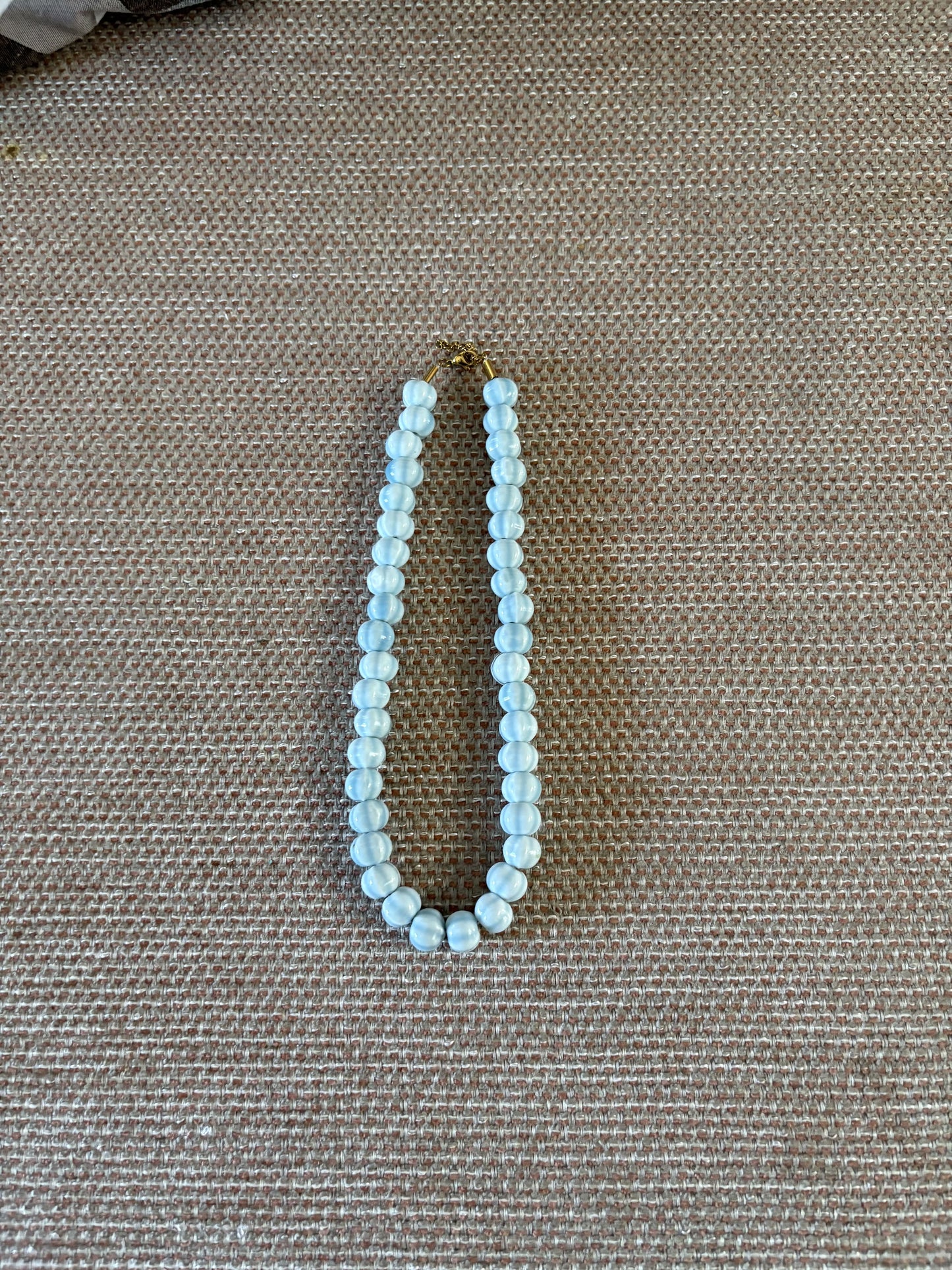 Collar de bolas caramelo celeste – Estilo dulce y elegante