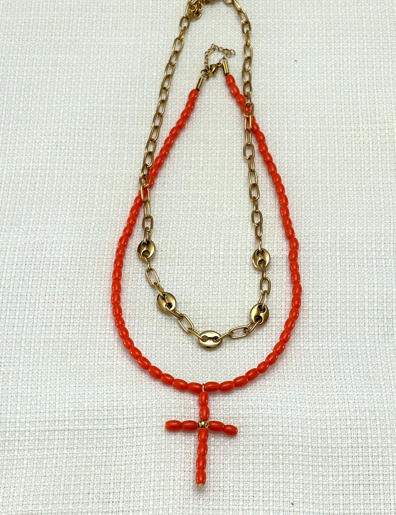 “Gargantilla de eslabones bañada en oro sobre fondo blanco”