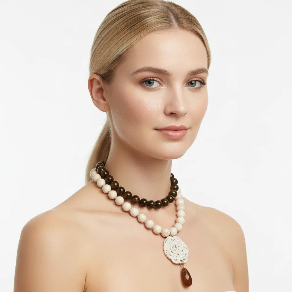 Collar marfil con Colgante Tallado y Gota Ámbar