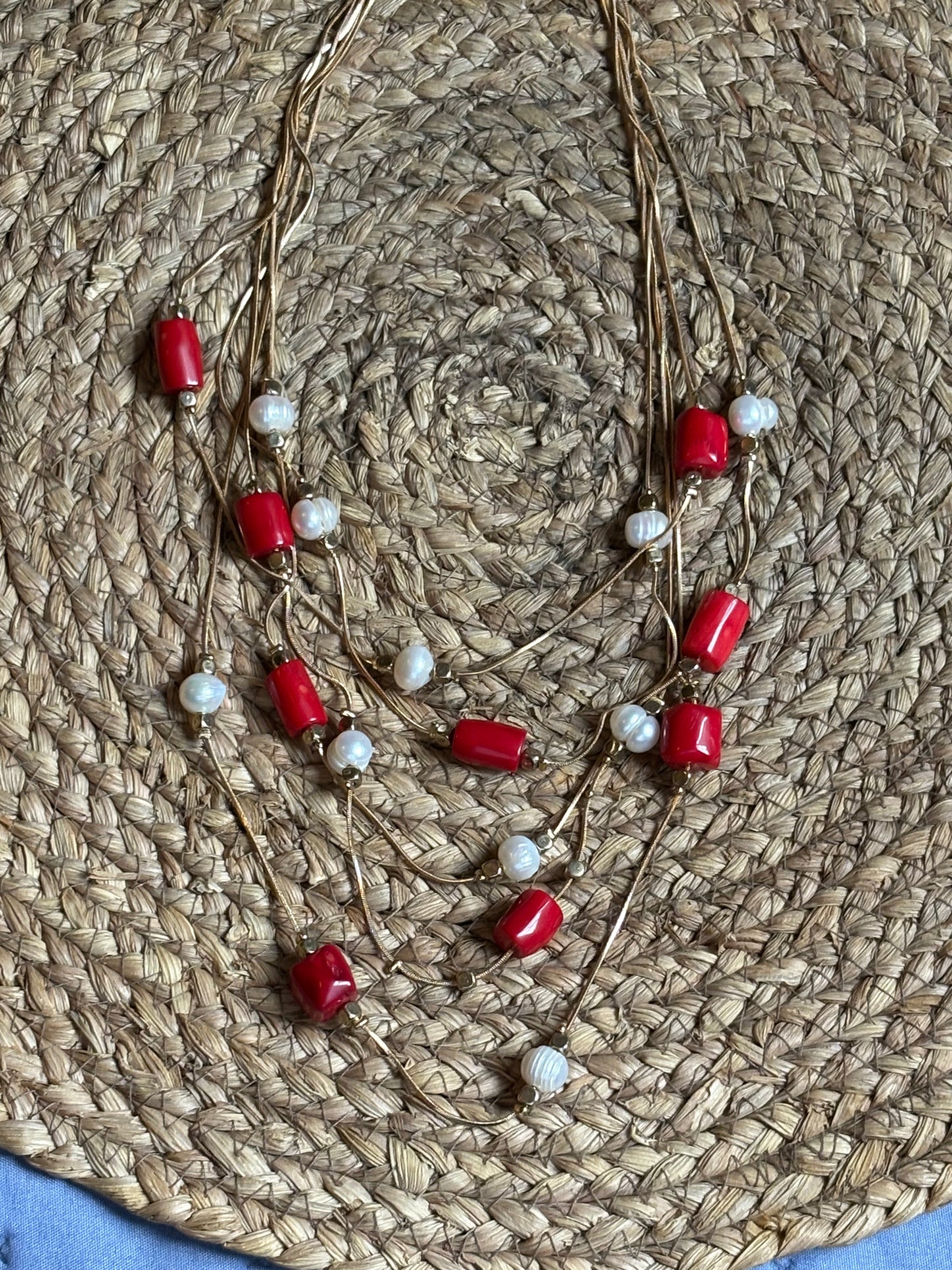 Keka Durán: Collar Multicapa Rojo Coral y Perlas de Río