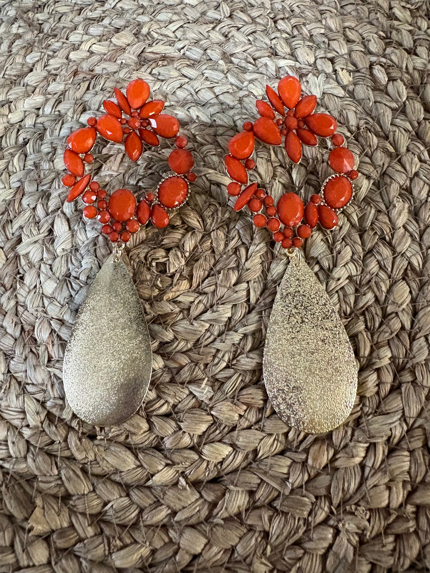 Pendientes XXL Naranja Coral y Lágrima Dorada Mate | Joyería de Flamenca