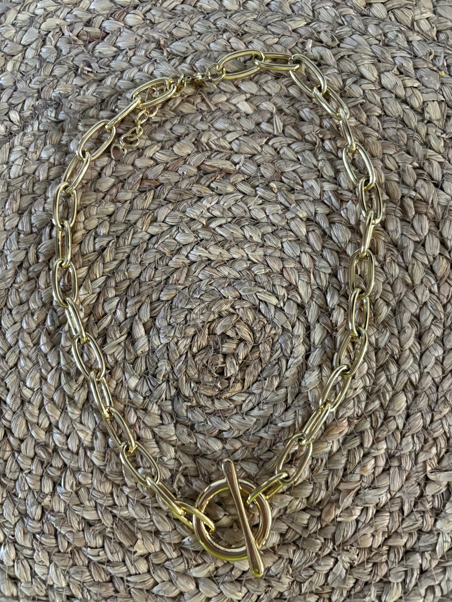 Collar Dorado con Cierre T-Bar – Eslabones Elegantes y Diseño Minimal Chic