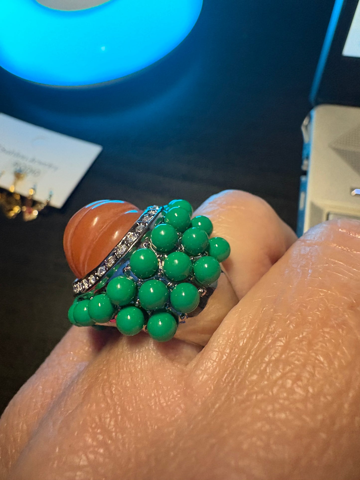 Anillo Vintage Maxi con Cabujón Tallado y Detalles en Perlas (2 tonos)