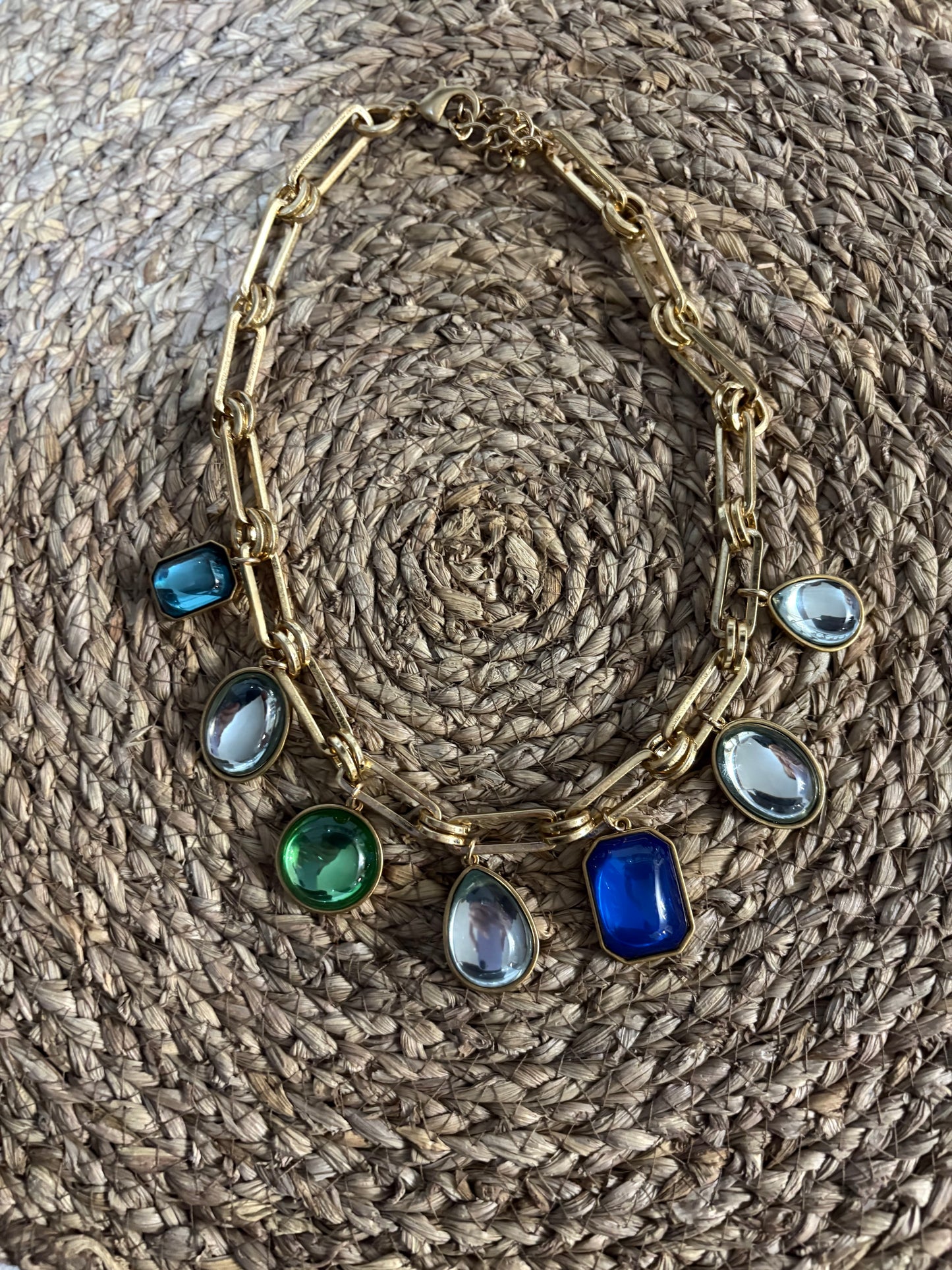 Collar Dorado con Charms de Cristal Multicolor – Eslabones Elegantes