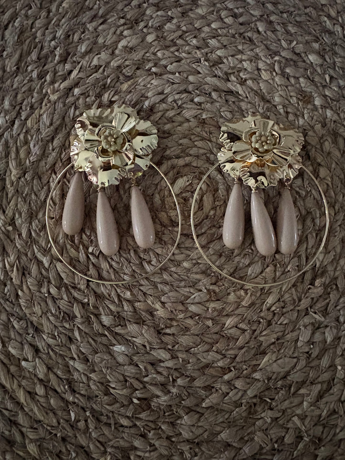 Pendientes Flor Dorada XXL con Aros y Lágrimas de Color | Moda Flamenca Walina