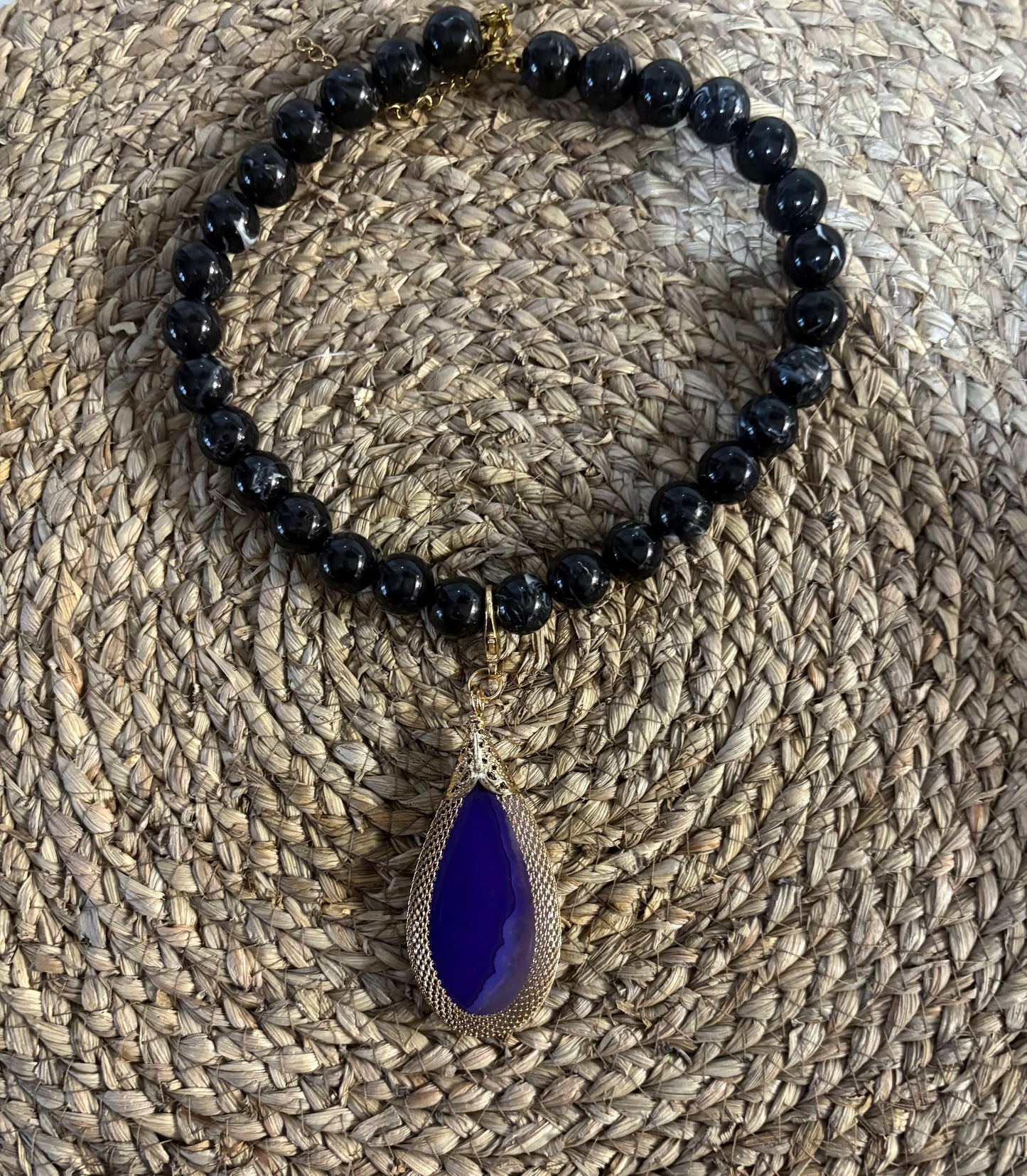 Collar de Cuentas Redondas Negro Jaspeado con Acabado Brillante