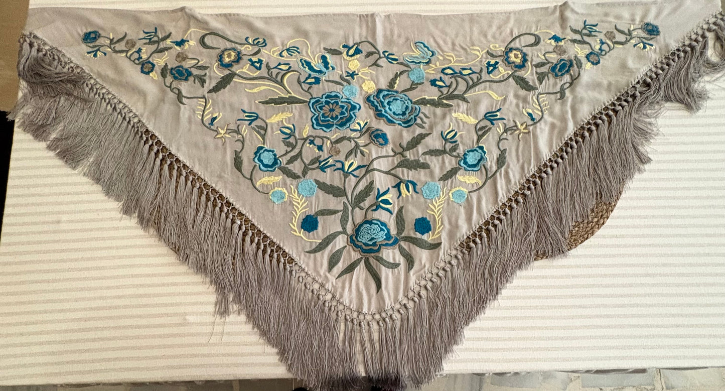 Mantoncillo de Flamenca Beige con Bordado Floral Turquesa y Flecos de Cantillana