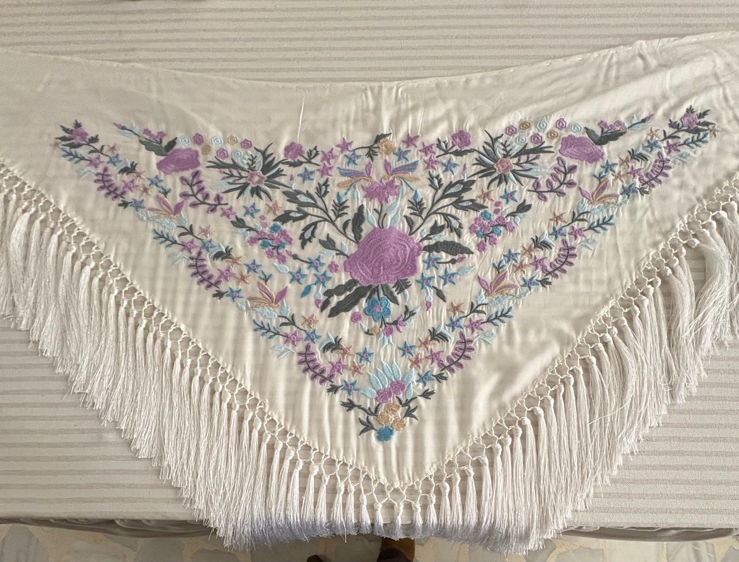 Mantón de Flamenca Bordado en Tonos Malva y Azul - Artesanía de Cantillana
