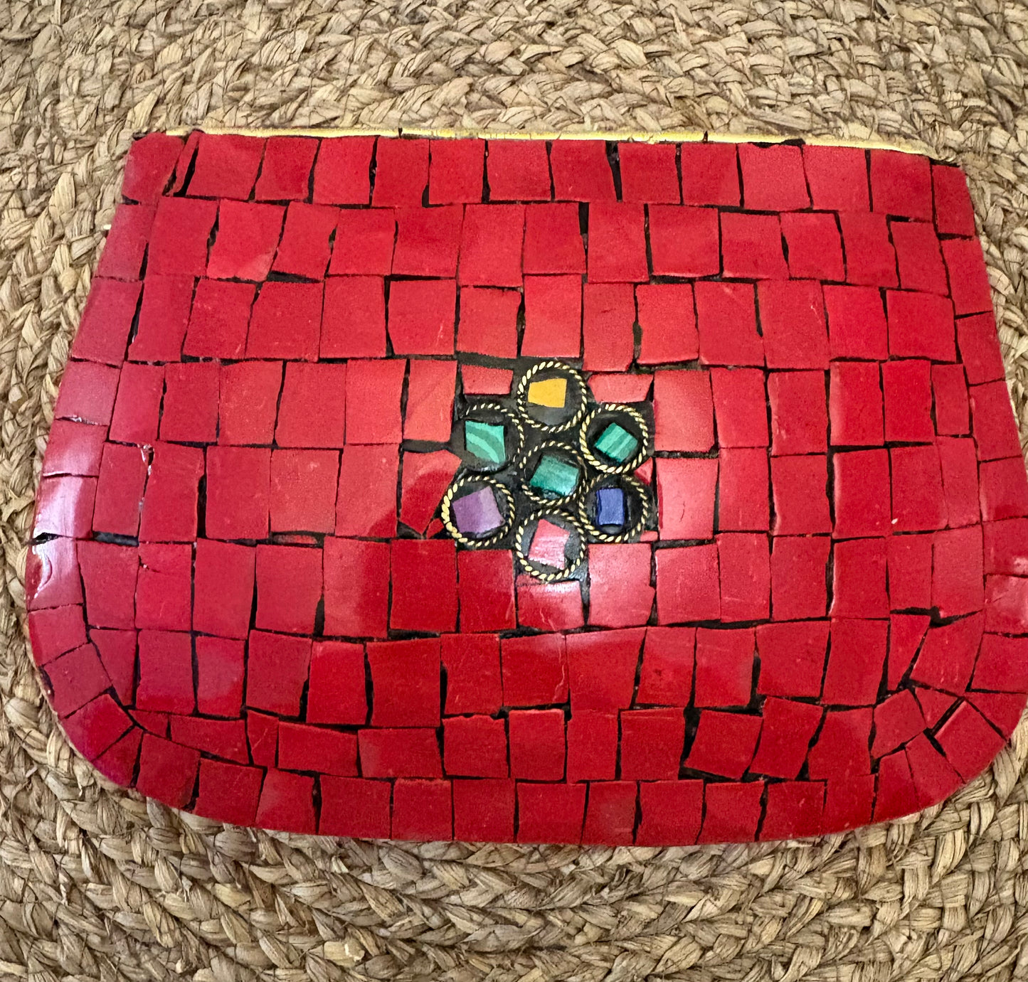 Bolso clutch mosaico rojo con detalles dorados