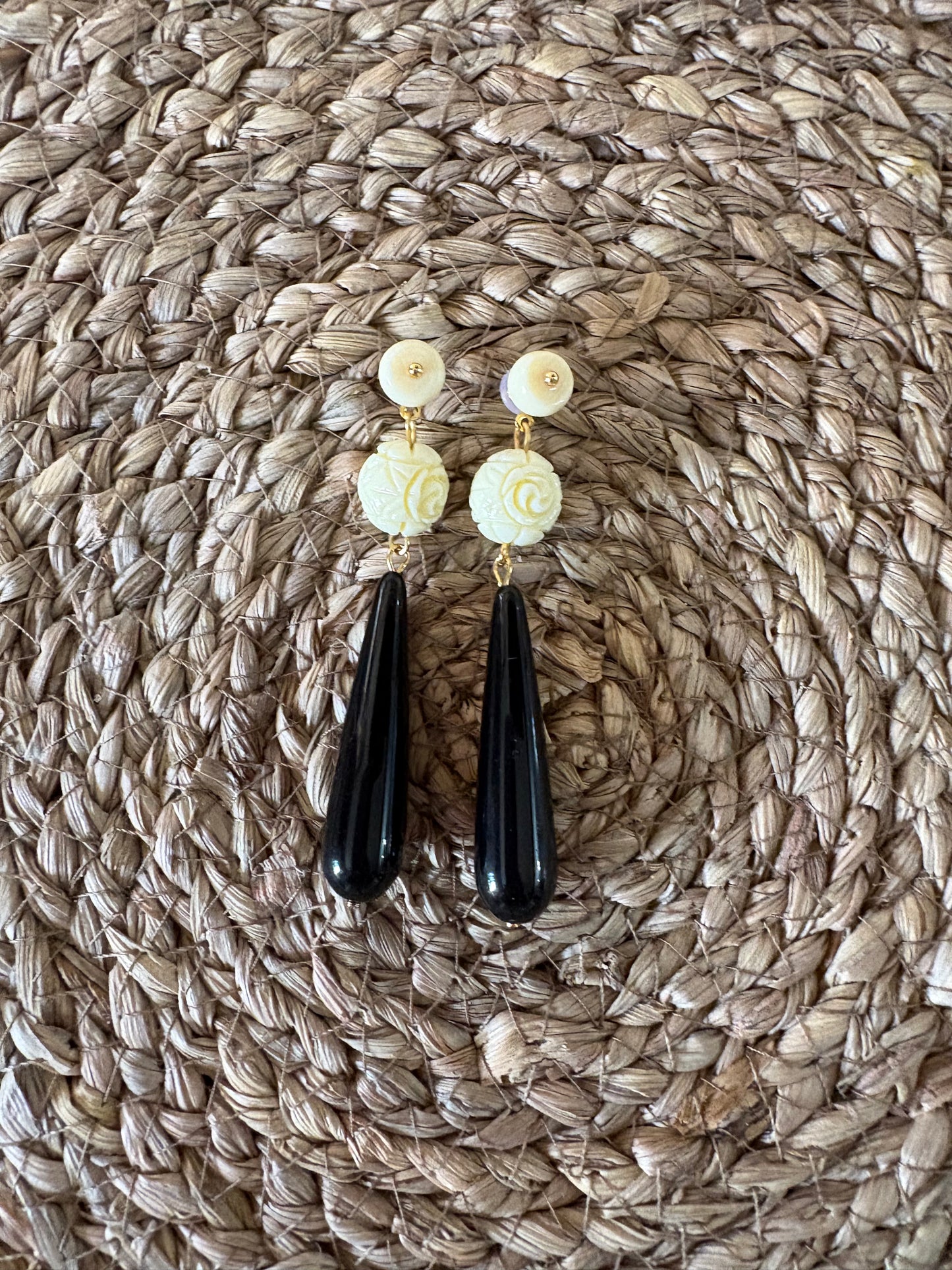 Pendientes Vintage de Marfil Tallado y Lágrima Negra