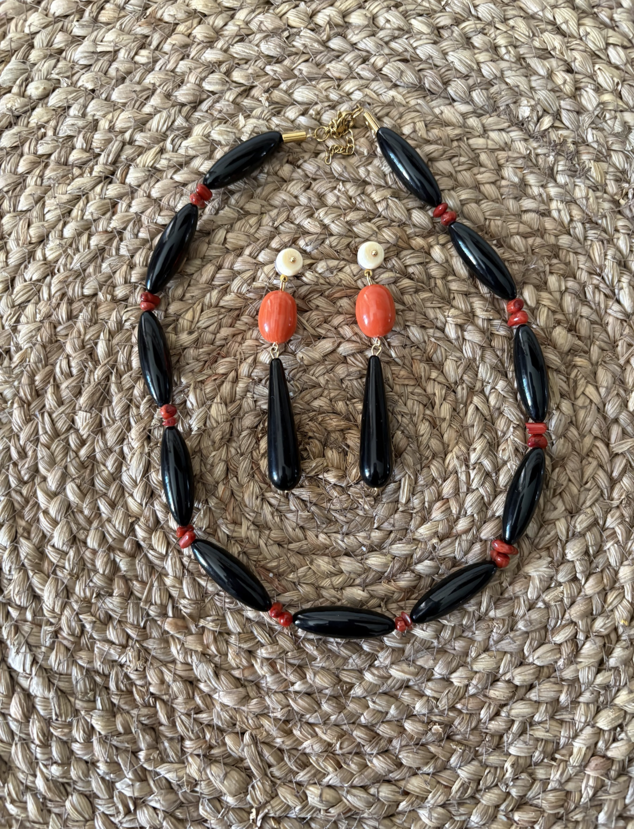 Collar Gargantilla "Aura" – Cuentas Ovaladas Negras y Detalles en Coral
