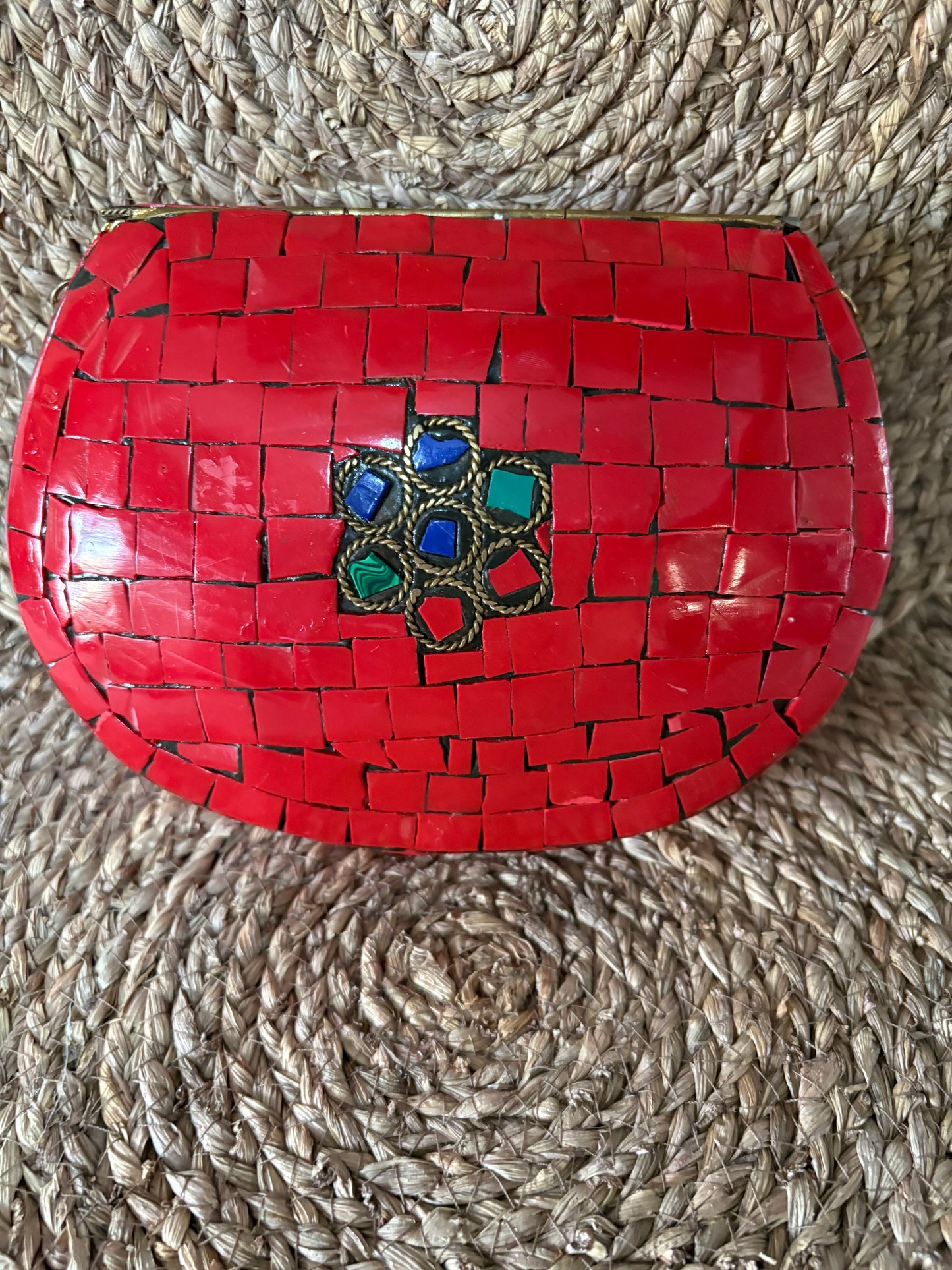 Bolso clutch mosaico rojo con detalles dorados