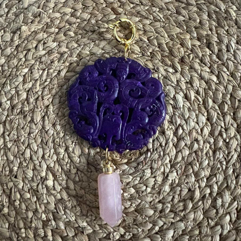 Colgante Medallón Morado y Punta de Cuarzo Rosa - Diseño Keka Durán