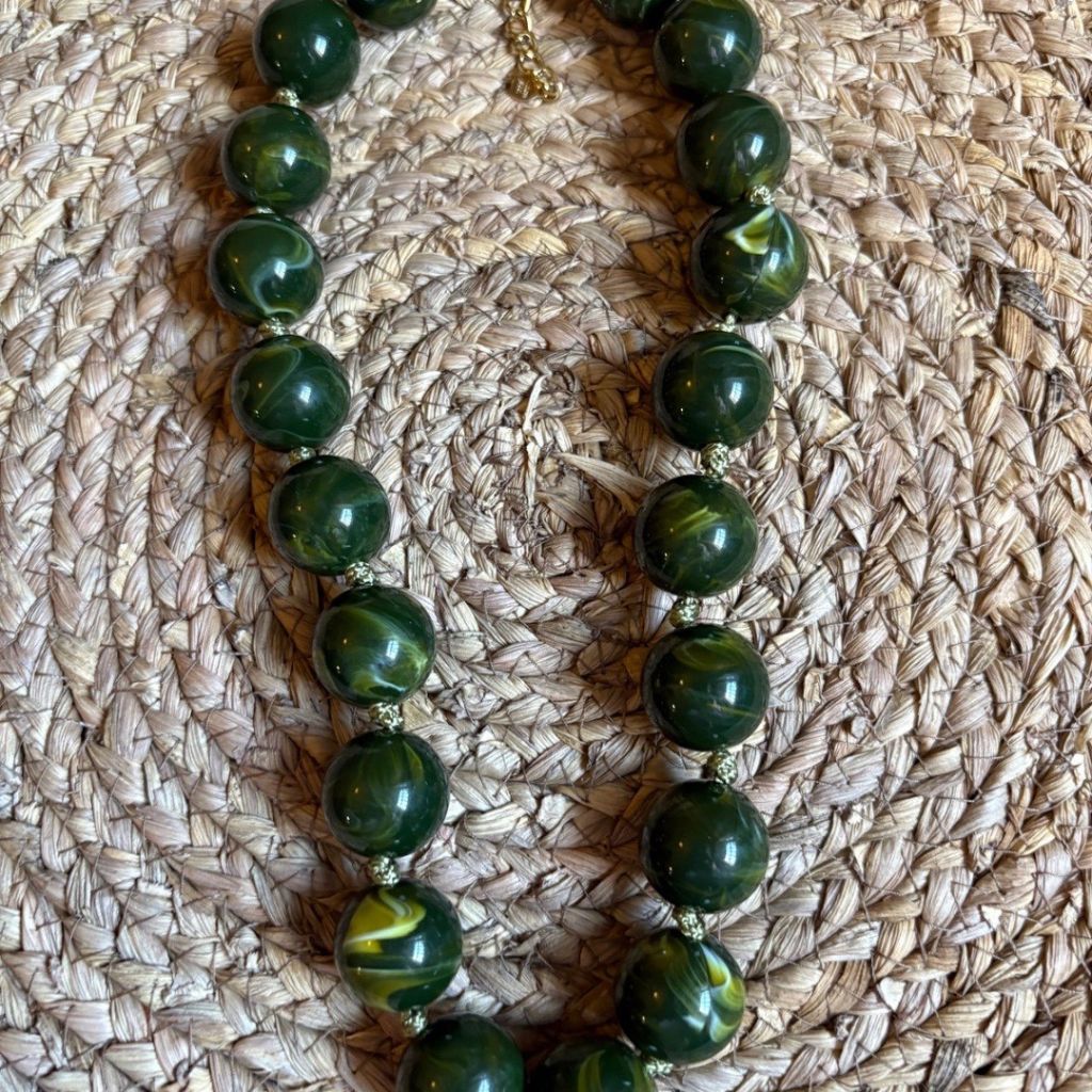 Collar de bolas marmoleadas en tono verde.