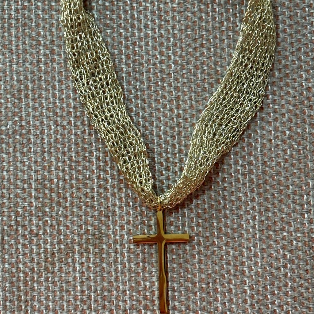 Gargantilla de malla dorada con colgante cruz – elegante y simbólica