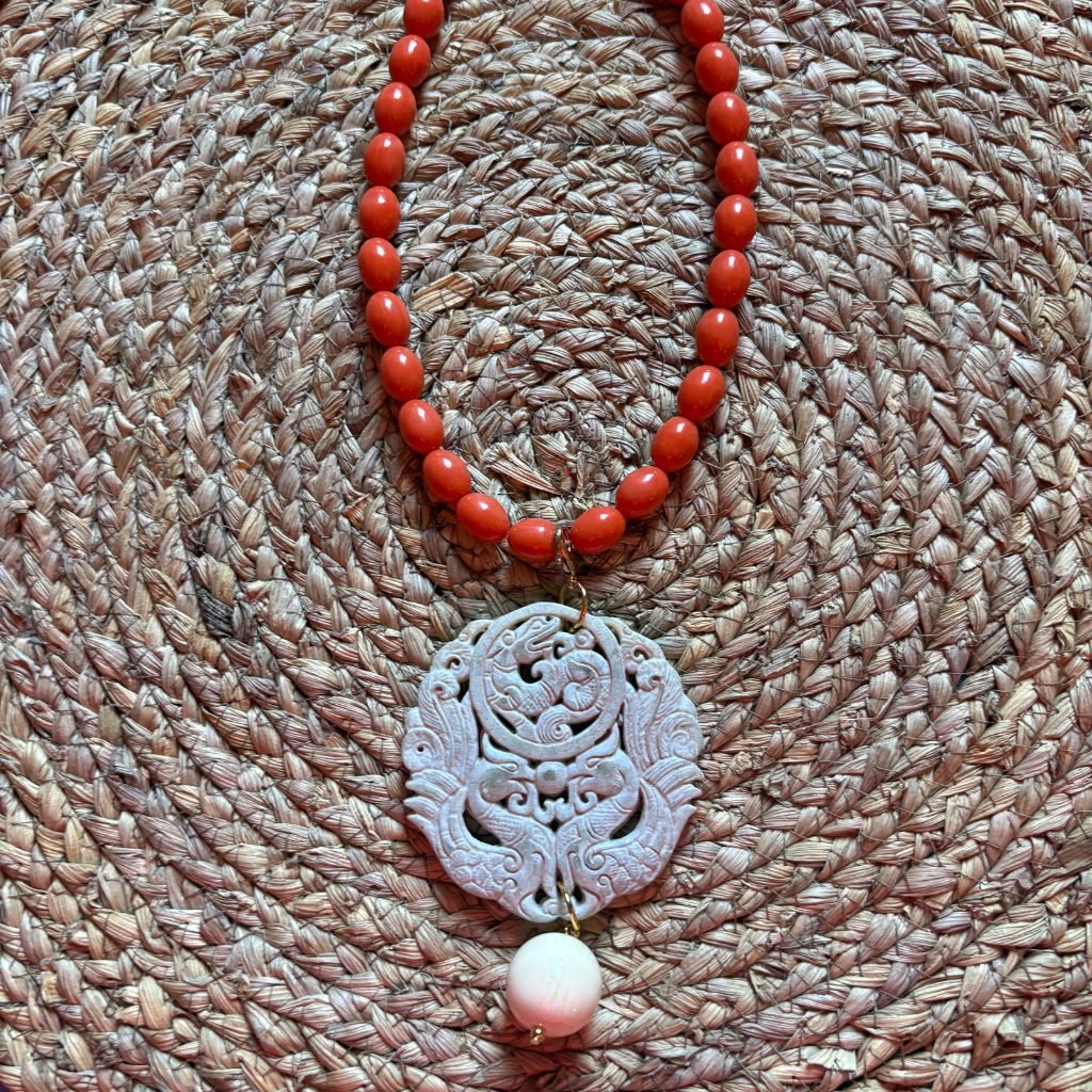 Collar Coral Rojo con Colgante Tallado Blanco 2 en 1