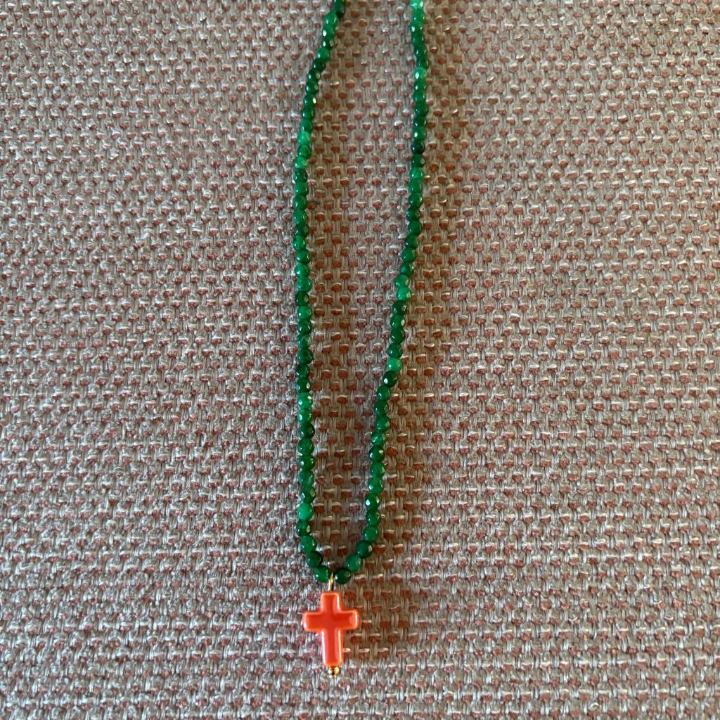 Collar con cuentas de cristal y cruz de cerámica – Diseño Verde & Naranja by Keka”