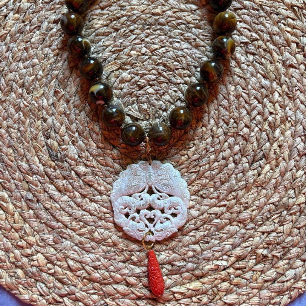 Collar de Cuentas Naturales con Colgante Tallado en Jade y Detalle Coral