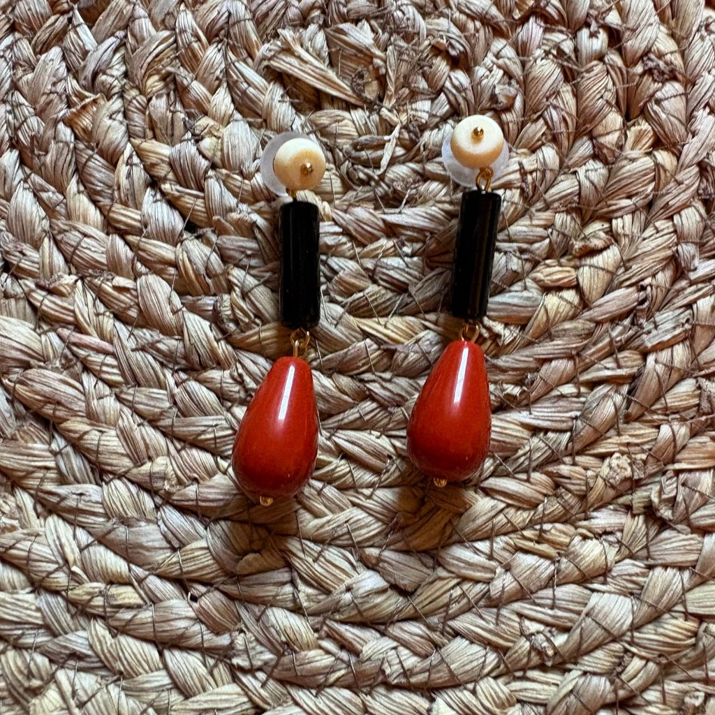 Pendientes lágrima coral rojo con detalle en negro y marfil