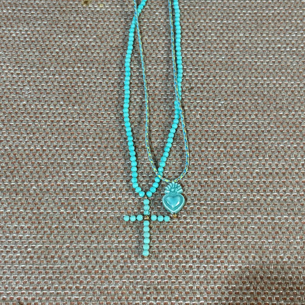 Collar con cruz de cuentas redondas de 3 mm en turquesa – diseño delicado y versátil