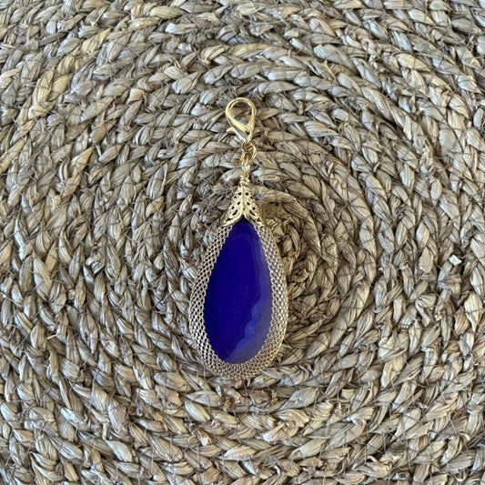 Colgante lágrima con malla dorada · By Keka