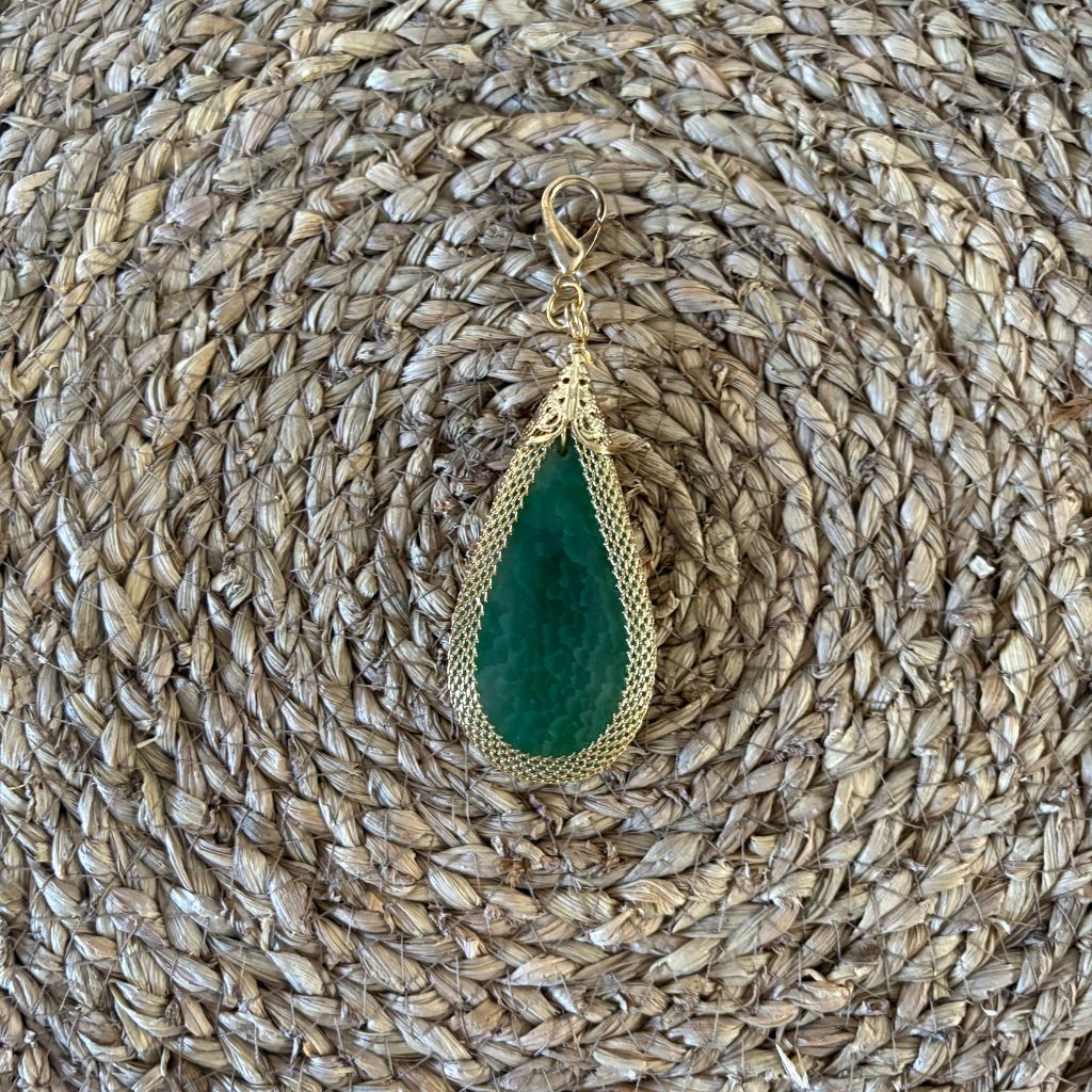 Colgante lágrima con malla dorada · By Keka