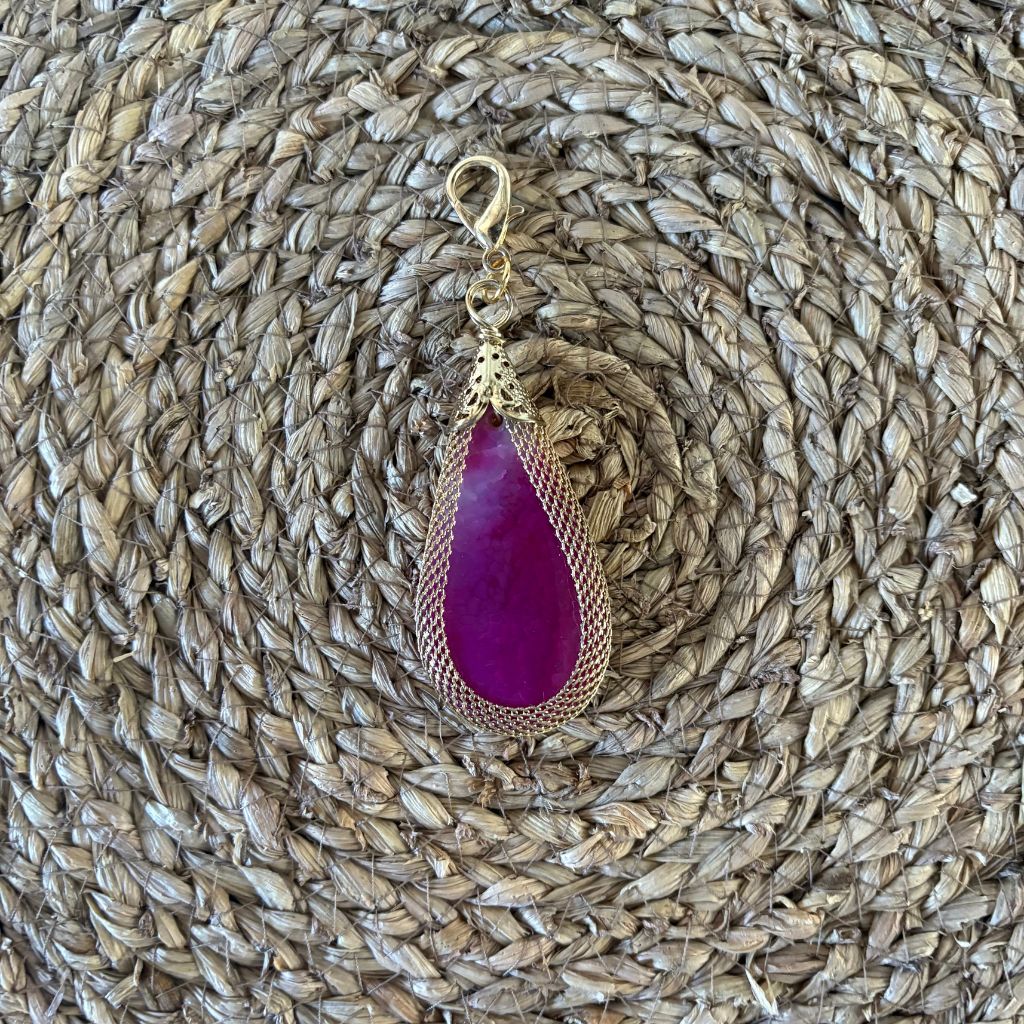 Colgante lágrima con malla dorada · By Keka