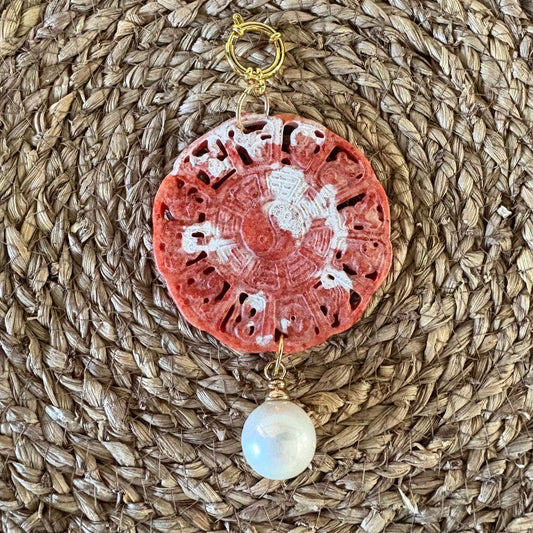 Colgante medallón tallado con perla blanca · Pieza única · By Keka