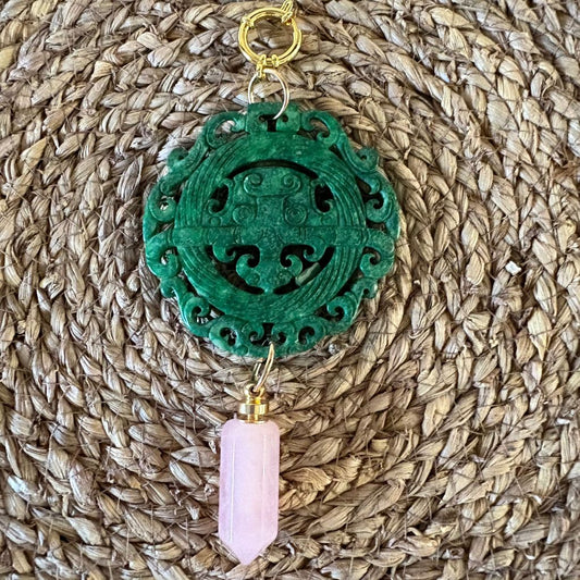 Colgante medallón verde tallado con colgante efecto cuarzo rosa · By Keka