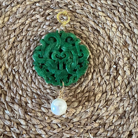 Colgante medallón verde tallado con perla · By Keka