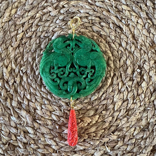 Colgante medallón verde tallado con colgante coral · By Keka