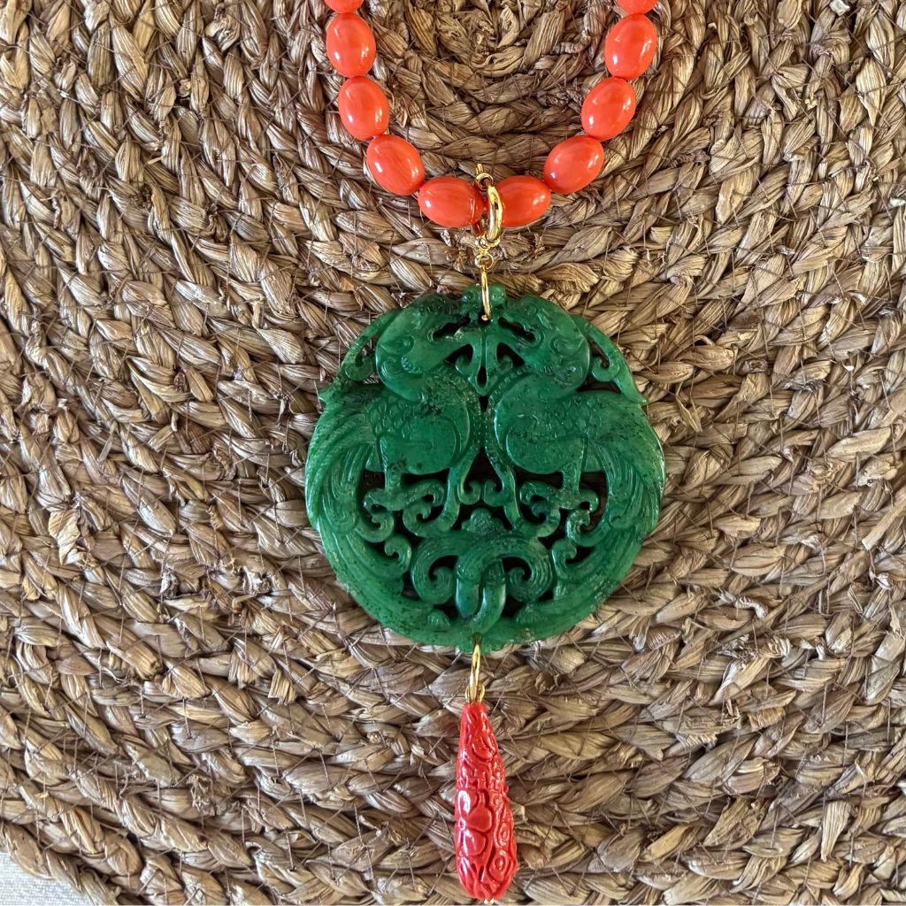 Colgante medallón verde tallado con colgante coral · By Keka