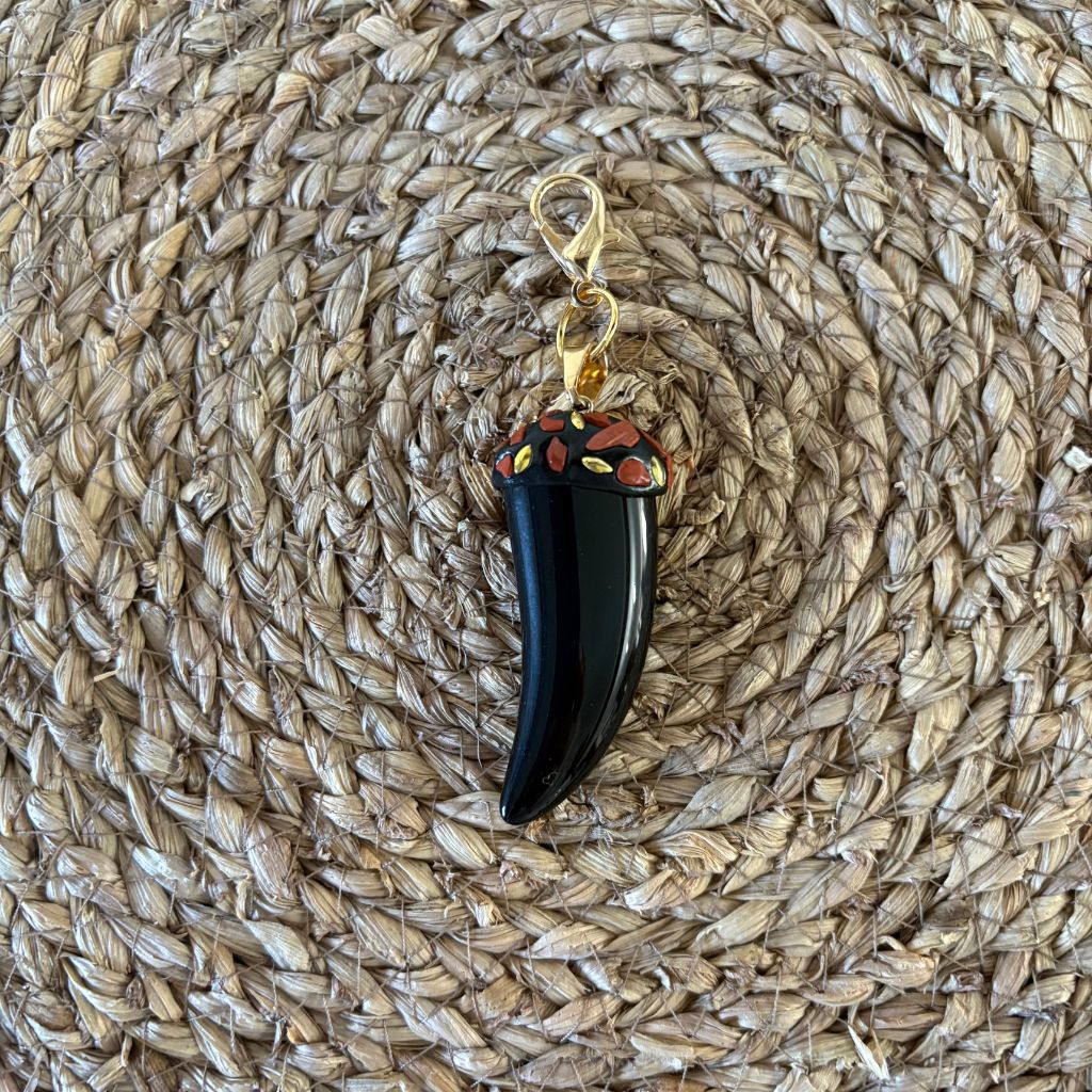 Colgante Cuerno Negro con Detalle de Color By Keka Durán