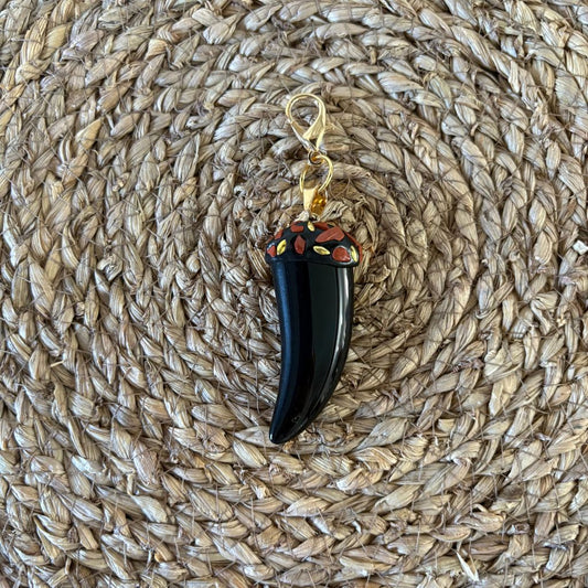 Colgante Cuerno Negro con Detalle de Color By Keka Durán